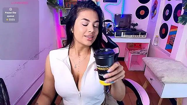 Snapshot of Duulce_mia chatting on 06-14-26, 05:41 Duulce mia online show from 06-14-26, 05:41