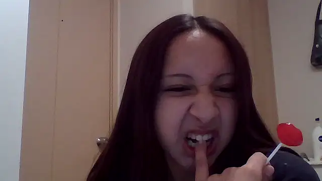 Snapshot of 010874 chatting on 07-10-26, 04:23 010874 online show from 07-10-26, 04:23