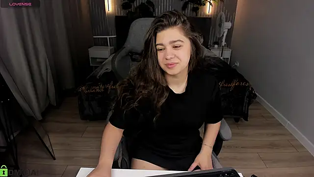 Snapshot of Trisha_Moore chatting on 06-16-26, 01:16 Trisha Moore online show from 06-16-26, 01:16