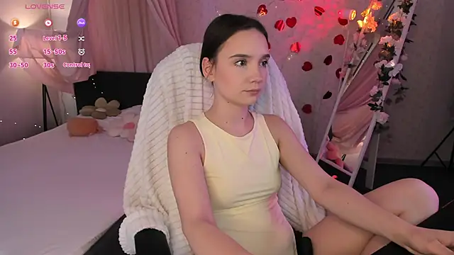 Snapshot of Elvienne chatting on 06-23-26, 03:04 Elvienne online show from 06-23-26, 03:04