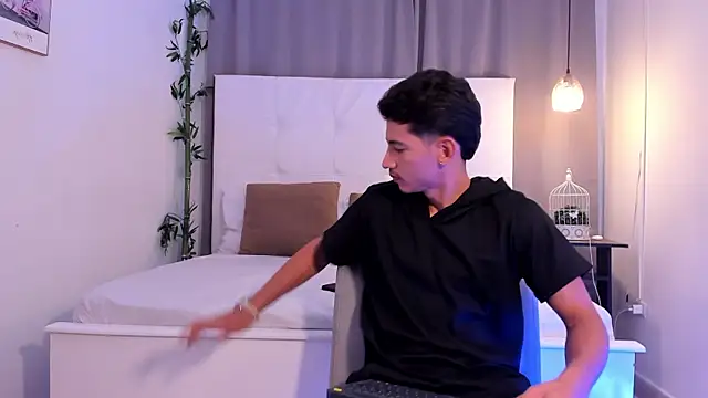 Snapshot of Alejo-and-Thiago chatting on 07-18-26, 12:14 Alejo-and-Thiago online show from 07-18-26, 12:14