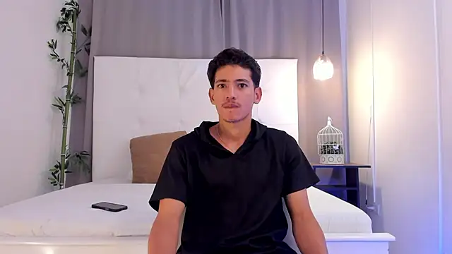 Snapshot of Alejo-and-Thiago chatting on 07-06-26, 12:23 Alejo-and-Thiago online show from 07-06-26, 12:23