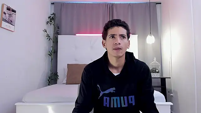 Snapshot of Alejo-and-Thiago chatting on 06-20-26, 12:32 Alejo-and-Thiago online show from 06-20-26, 12:32
