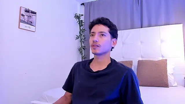 Snapshot of Alejo-and-Thiago chatting on 07-08-26, 12:39 Alejo-and-Thiago online show from 07-08-26, 12:39