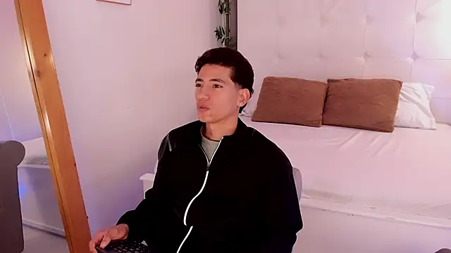 Alejo-and-Thiago online show from 06-08-26, 01:11