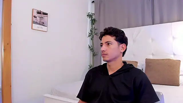 Snapshot of Alejo-and-Thiago chatting on 07-09-26, 12:15 Alejo-and-Thiago online show from 07-09-26, 12:15