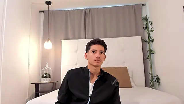 Snapshot of Alejo-and-Thiago chatting on 07-17-26, 12:35 Alejo-and-Thiago online show from 07-17-26, 12:35