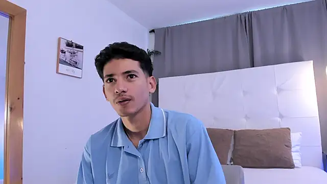Snapshot of Alejo-and-Thiago chatting on 07-14-26, 12:33 Alejo-and-Thiago online show from 07-14-26, 12:33