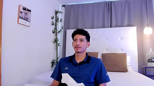 Snapshot of Alejo-and-Thiago chatting on 07-21-26, 12:28 Alejo-and-Thiago online show from 07-21-26, 12:28