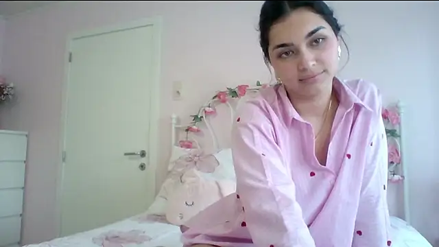 Snapshot of yourbella37 chatting on 05-20-26, 06:49 yourbella37 online show from 05-20-26, 06:49