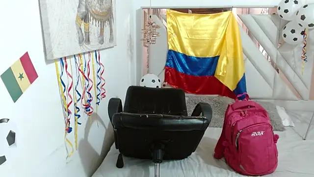 Snapshot of Laurha_ chatting on 06-25-26, 07:30 Laurha online show from 06-25-26, 07:30