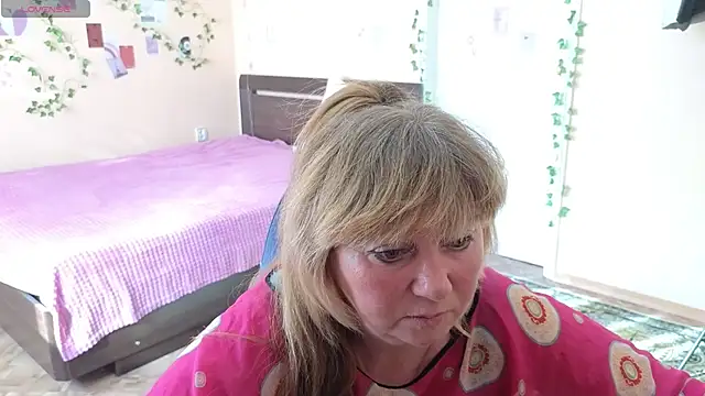 Snapshot of Melania_Cook chatting on 05-20-26, 04:20 Melania Cook online show from 05-20-26, 04:20