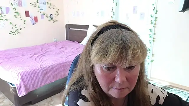 Snapshot of Melania_Cook chatting on 05-18-26, 04:18 Melania Cook online show from 05-18-26, 04:18
