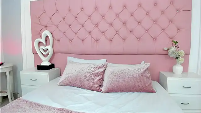 Snapshot of SarahDoll__ chatting on 05-29-26, 01:39 SarahDoll online show from 05-29-26, 01:39