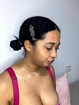 Snapshot of _sweetSabrina- chatting on 05-18-26, 12:44 sweetSabrina- online show from 05-18-26, 12:44