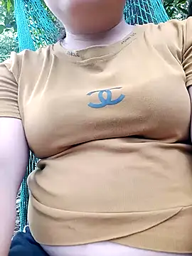 Snapshot of Lily_Henry chatting on 05-06-26, 04:49 Lily Henry online show from 05-06-26, 04:49