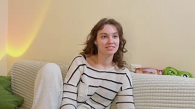 Snapshot of JolieDerringer chatting on 05-19-26, 07:26 JolieDerringer online show from 05-19-26, 07:26