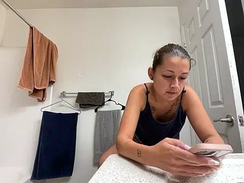 Snapshot of Baybeecakes chatting on 05-17-26, 04:01 Baybeecakes online show from 05-17-26, 04:01