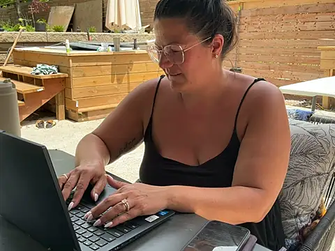 Snapshot of Madamebeton chatting on 06-24-26, 05:33 Madamebeton online show from 06-24-26, 05:33