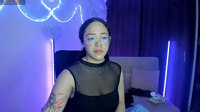 Snapshot of liz_martins1 chatting on 06-20-26, 02:05 liz martins1 online show from 06-20-26, 02:05