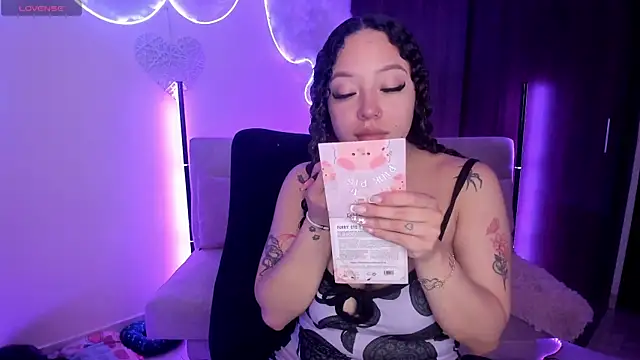 Snapshot of liz_martins1 chatting on 06-15-26, 02:23 liz martins1 online show from 06-15-26, 02:23