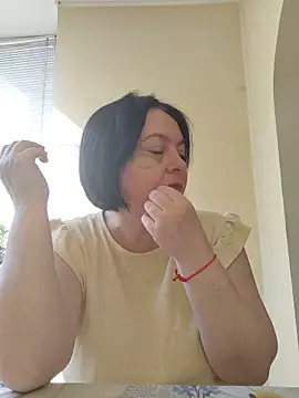 Snapshot of EmmaEmmy40 chatting on 05-17-26, 05:51 EmmaEmmy40 online show from 05-17-26, 05:51