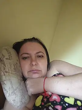 Snapshot of EmmaEmmy40 chatting on 06-18-26, 03:28 EmmaEmmy40 online show from 06-18-26, 03:28