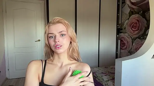 Snapshot of ScarlettRosy chatting on 05-14-26, 03:47 ScarlettRosy online show from 05-14-26, 03:47