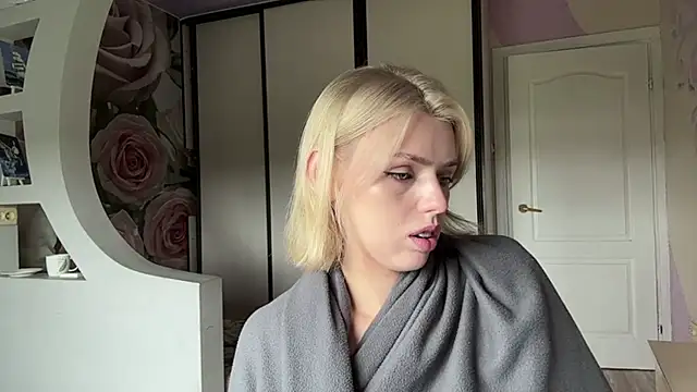 Snapshot of ScarlettRosy chatting on 06-16-26, 04:45 ScarlettRosy online show from 06-16-26, 04:45