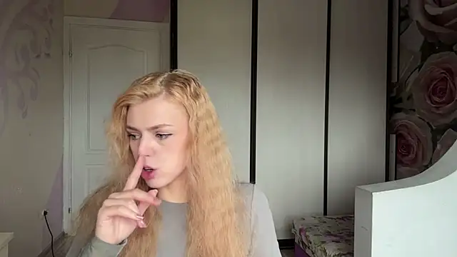 Snapshot of ScarlettRosy chatting on 05-18-26, 03:50 ScarlettRosy online show from 05-18-26, 03:50