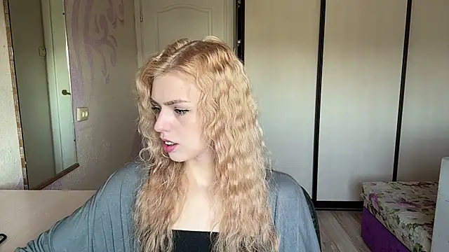 Snapshot of ScarlettRosy chatting on 05-17-26, 04:23 ScarlettRosy online show from 05-17-26, 04:23