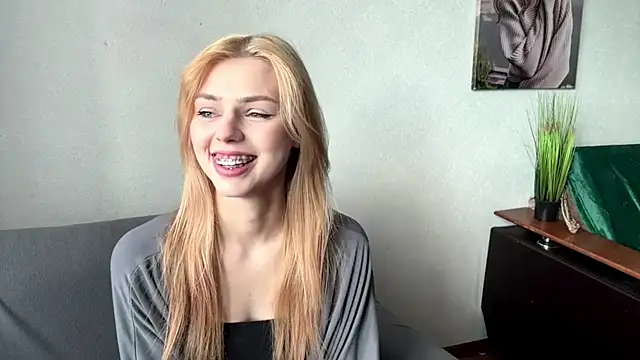 Snapshot of ScarlettRosy chatting on 05-28-26, 04:09 ScarlettRosy online show from 05-28-26, 04:09