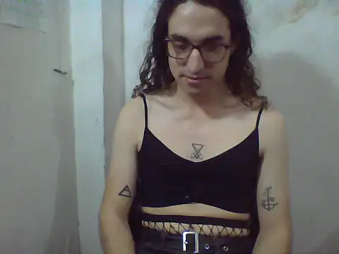 Snapshot of LaCuerva chatting on 05-17-26, 05:02 LaCuerva online show from 05-17-26, 05:02