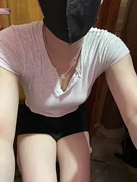 Snapshot of Lovely23-22 chatting on 05-23-26, 04:17 Lovely23-22 online show from 05-23-26, 04:17