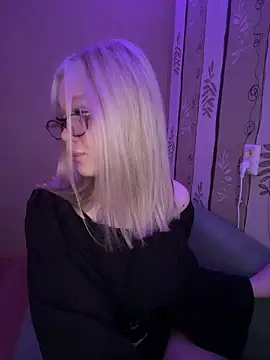 Snapshot of Velvet_Doll_ chatting on 06-17-26, 04:23 Velvet Doll online show from 06-17-26, 04:23