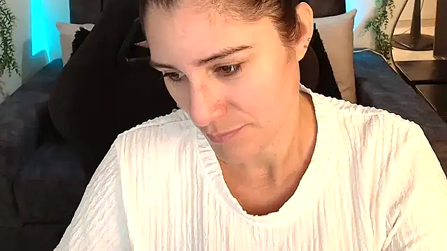Snapshot of LUCYMILF_SEXY chatting on 05-31-26, 05:08 LUCYMILF SEXY online show from 05-31-26, 05:08