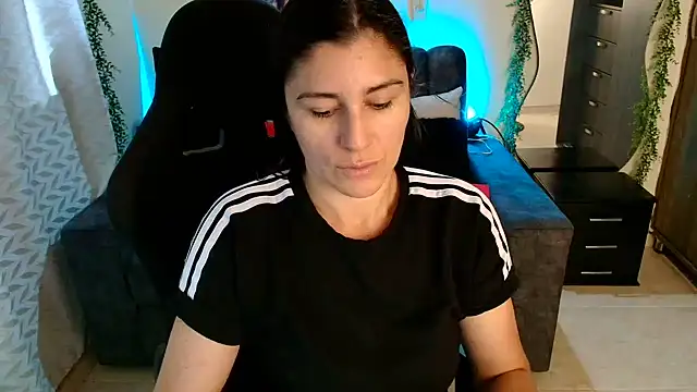 Snapshot of LUCYMILF_SEXY chatting on 06-12-26, 05:54 LUCYMILF SEXY online show from 06-12-26, 05:54