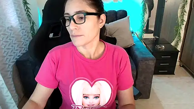 Snapshot of LUCYMILF_SEXY chatting on 07-12-26, 02:07 LUCYMILF SEXY online show from 07-12-26, 02:07