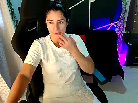 Snapshot of LUCYMILF_SEXY chatting on 05-06-26, 11:58 LUCYMILF SEXY online show from 05-06-26, 11:58