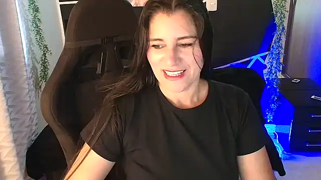 Snapshot of LUCYMILF_SEXY chatting on 05-18-26, 06:01 LUCYMILF SEXY online show from 05-18-26, 06:01