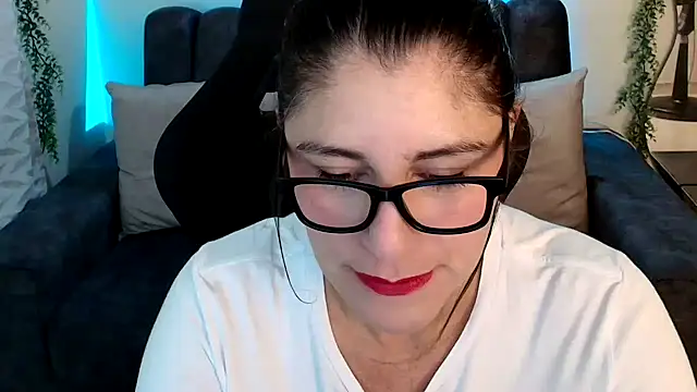 Snapshot of LUCYMILF_SEXY chatting on 06-06-26, 04:01 LUCYMILF SEXY online show from 06-06-26, 04:01