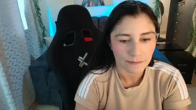 Snapshot of LUCYMILF_SEXY chatting on 06-09-26, 05:58 LUCYMILF SEXY online show from 06-09-26, 05:58