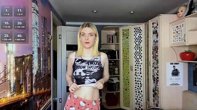 Snapshot of MonicaHolt chatting on 05-21-26, 10:34 MonicaHolt online show from 05-21-26, 10:34