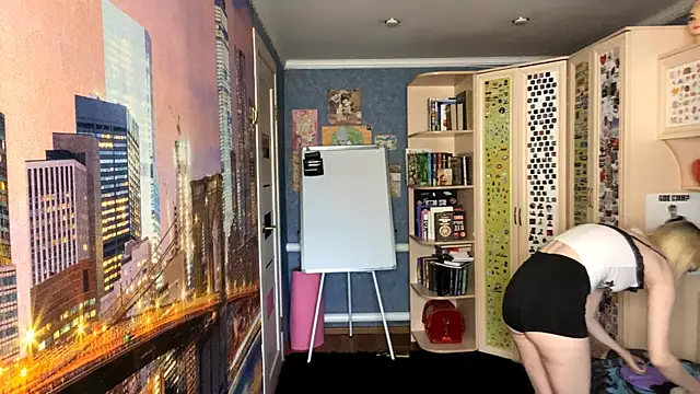 MonicaHolt online show from 05-05-26, 10:18
