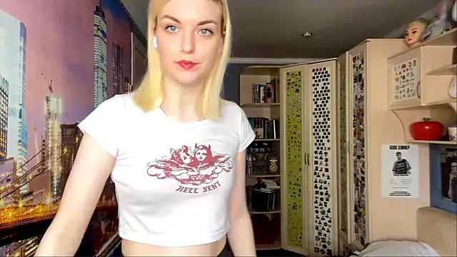 Snapshot of MonicaHolt chatting on 05-14-26, 10:23 MonicaHolt online show from 05-14-26, 10:23