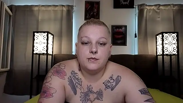 Snapshot of Lady_Peggi chatting on 05-19-26, 01:29 Lady Peggi online show from 05-19-26, 01:29