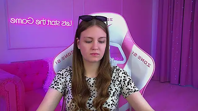 Snapshot of SofiaSarvains chatting on 05-18-26, 06:07 SofiaSarvains online show from 05-18-26, 06:07