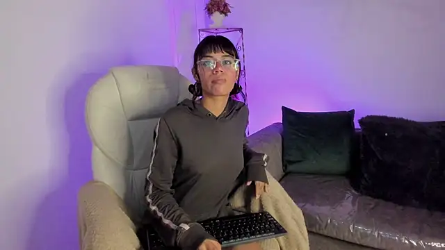 Saraa Lee856 online show from 05-08-26, 07:39