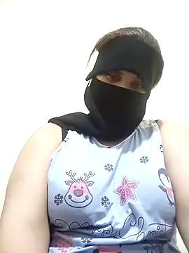 Snapshot of hiba44 chatting on 05-18-26, 02:01 hiba44 online show from 05-18-26, 02:01