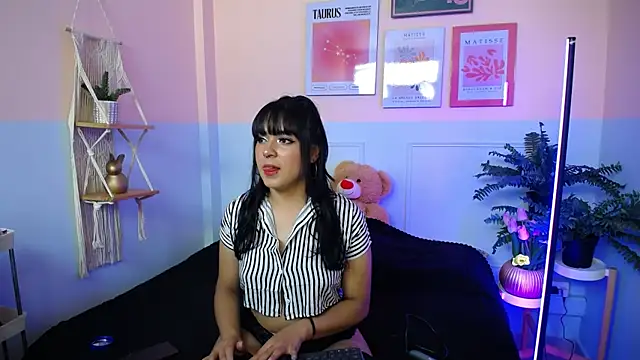 Snapshot of Sophiie_Bennet chatting on 05-27-26, 11:39 Sophiie Bennet online show from 05-27-26, 11:39